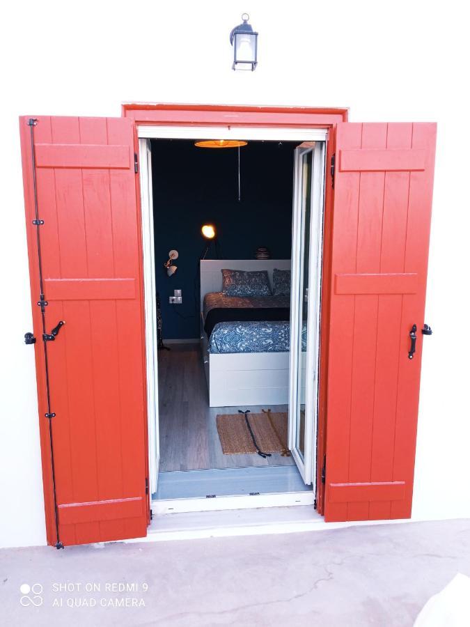 Milos Guesthouse Triovasálos 외부 사진